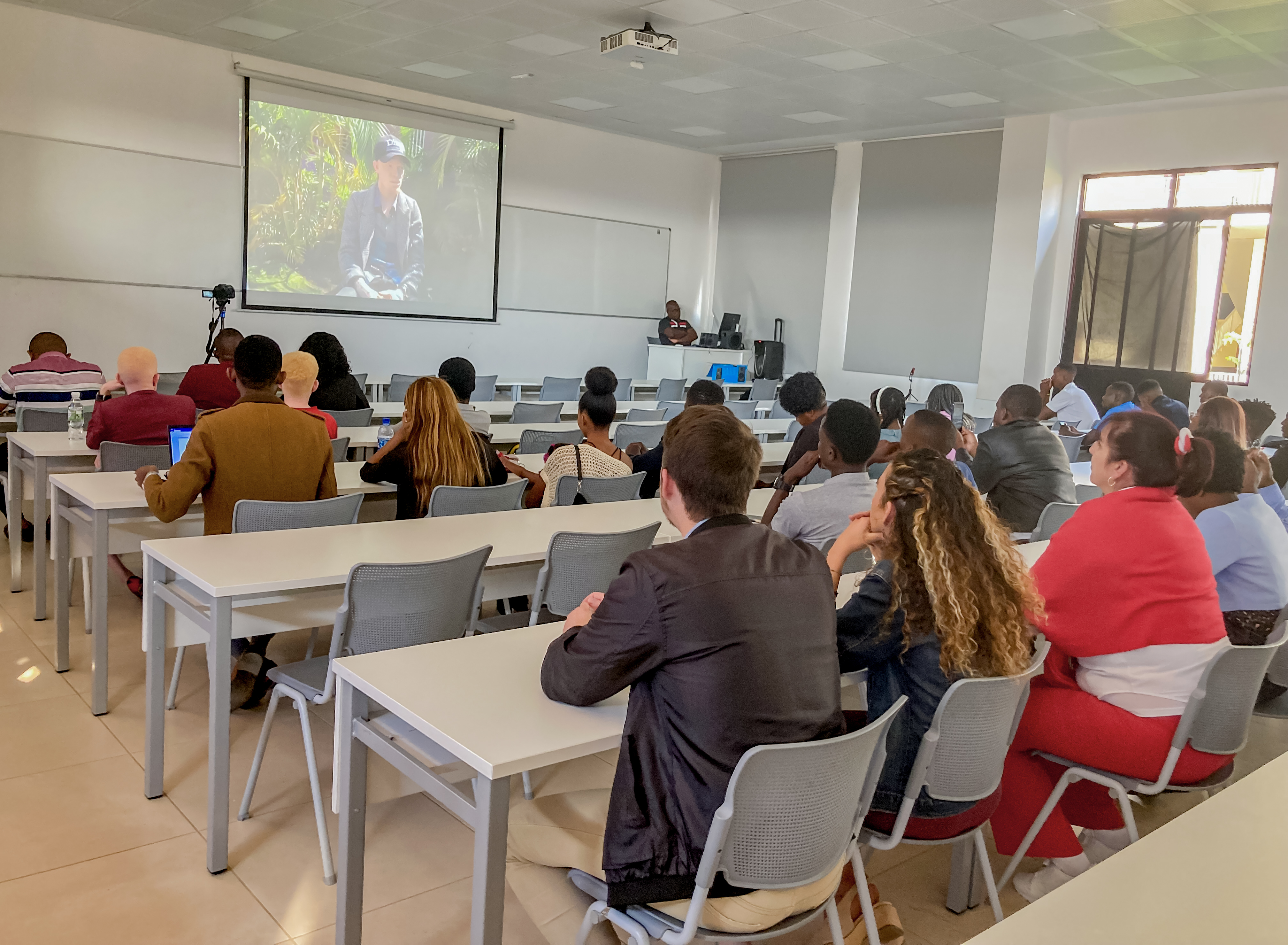 Unic-auditório-professores-vice-reitora-a-assistirem-ao-documentário-a-flor-da-pele8