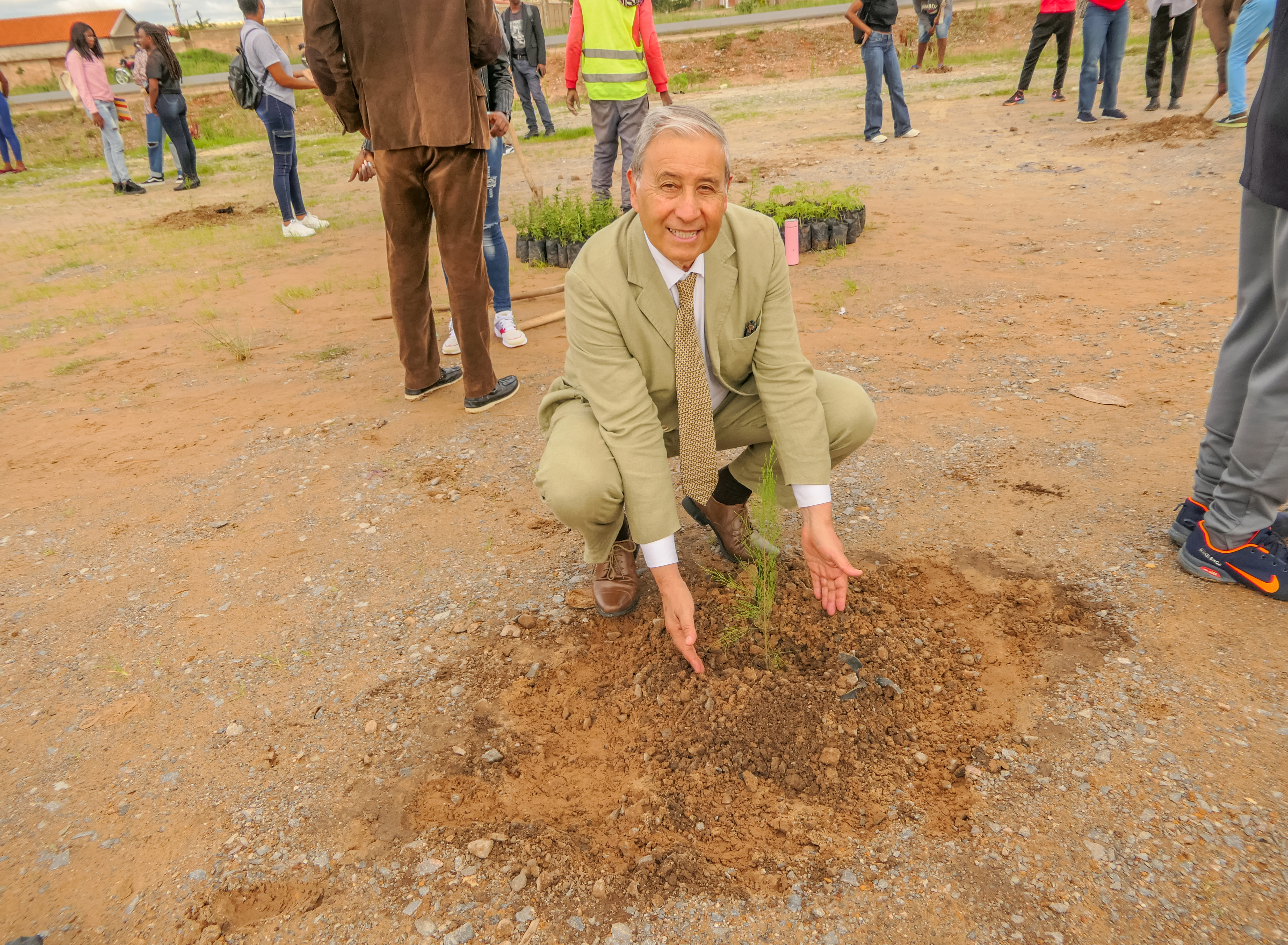 Unic-Reitor-Carlos-campanha-de-plantação-árvores4