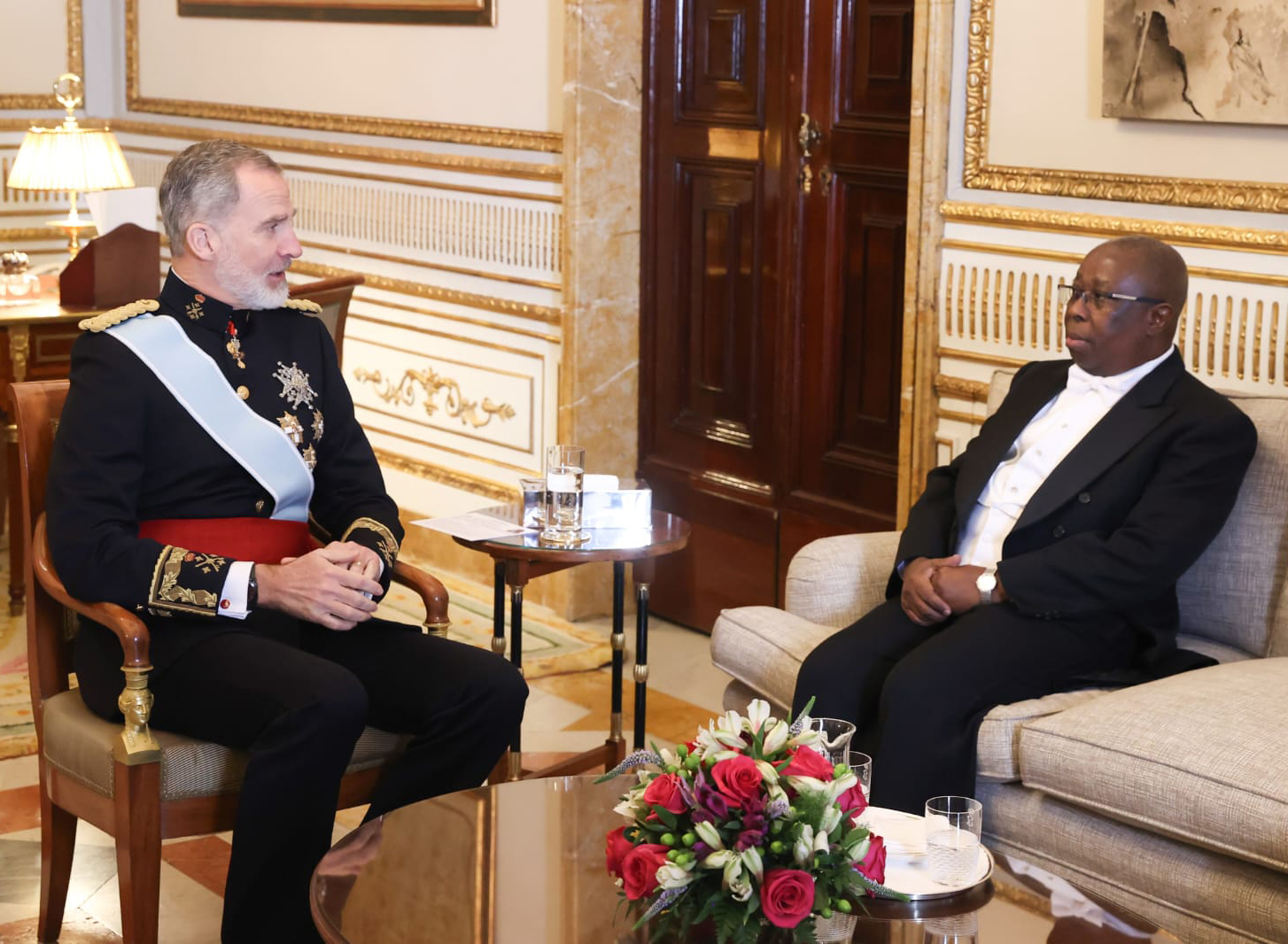Unic-diplomacia-Angola-Espanha-Embaixador-Alfredo-Dombe-e Rei-Filipe-VI3