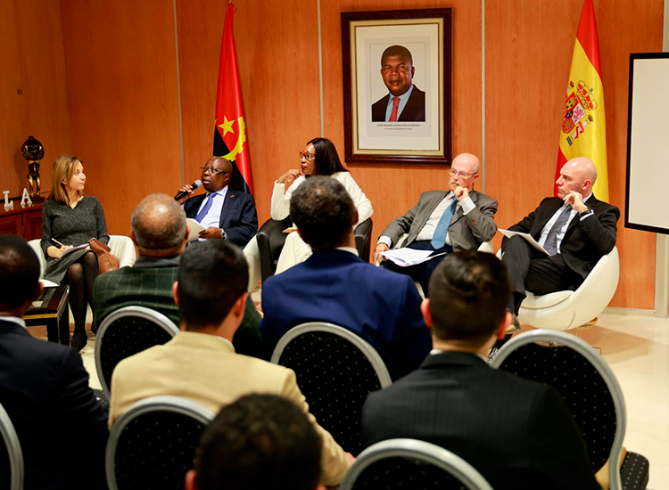 mesa redonda aniversário visita Reis de Espanha a Angola-UNIC-2
