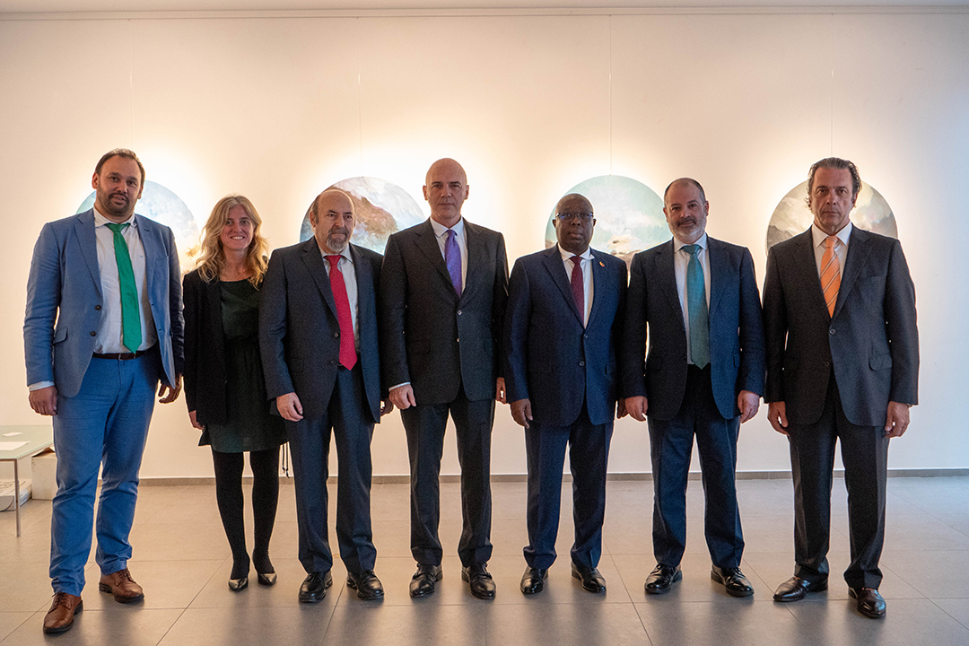 Autoridades da UNEATLANTICO, FUNIBER e empresários representantes da SODERCAN junto com o Embaixador Alfredo Dombe na sala de exposições da universidade.