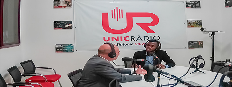 O Dr. Frigdiano Álvaro Durántez Prados presta entrevista ao programa Somos a UNIC, ao vivo na rádio Bié