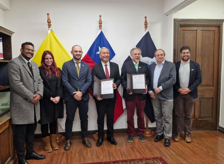 Assinatura de Acordo com a Pontifícia Universidade Católica (1)
