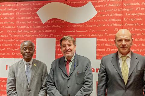 Da esquerda para a direita, Dr. Bornito de Sousa Ex-vice-presidente da Pepública de Angola e presidente da Fundação homónima; Dr. Luis García Montero, Director do Instituto Cervantes; e o Dr. F. Álvaro Durántez Prados, Director de Relações Institucionais da FUNIBER e da Cátedra FUNIBER de Estudos Iberoamericanos e da Iberofonia